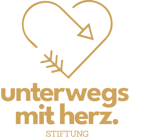 Das Logo von Unterwegs mit Herz, Umherz, Stiftung, zeigt ein goldenes Herz, welches zu einem Pfeil gebogen ist. Darunter steht ebenfalls in Gold «unterwegs mit herz. STIFTUNG»
