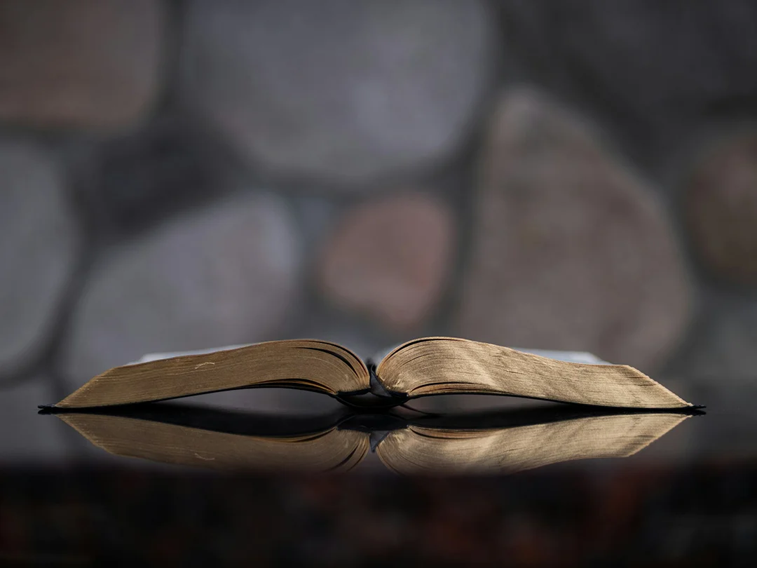 Eine Bibel liegt auf einem Tisch. Sinnbild für das kostenlose E-Book von Unterwegs mit Herz.