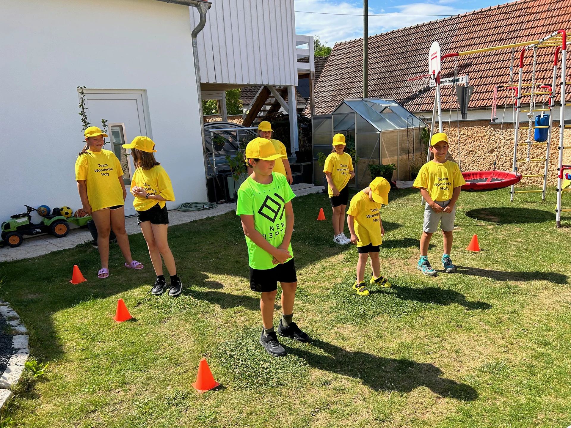 Das Kindersommerfest von Umherz. Viele Kinder spielen in einem Garten und haben sichtlich Spass.