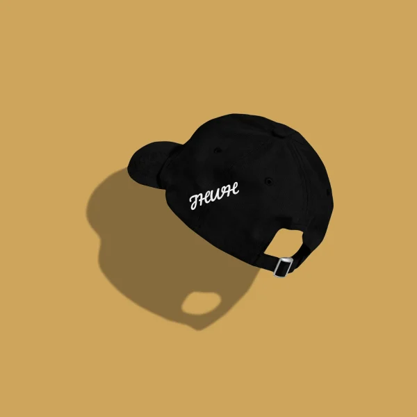 Das Umherz-Cap mit dem Schriftzug «YHWH» in Schwarz auf goldenem Hintergrund. Christliche Kleidung einfach bestellen auf umherz.com